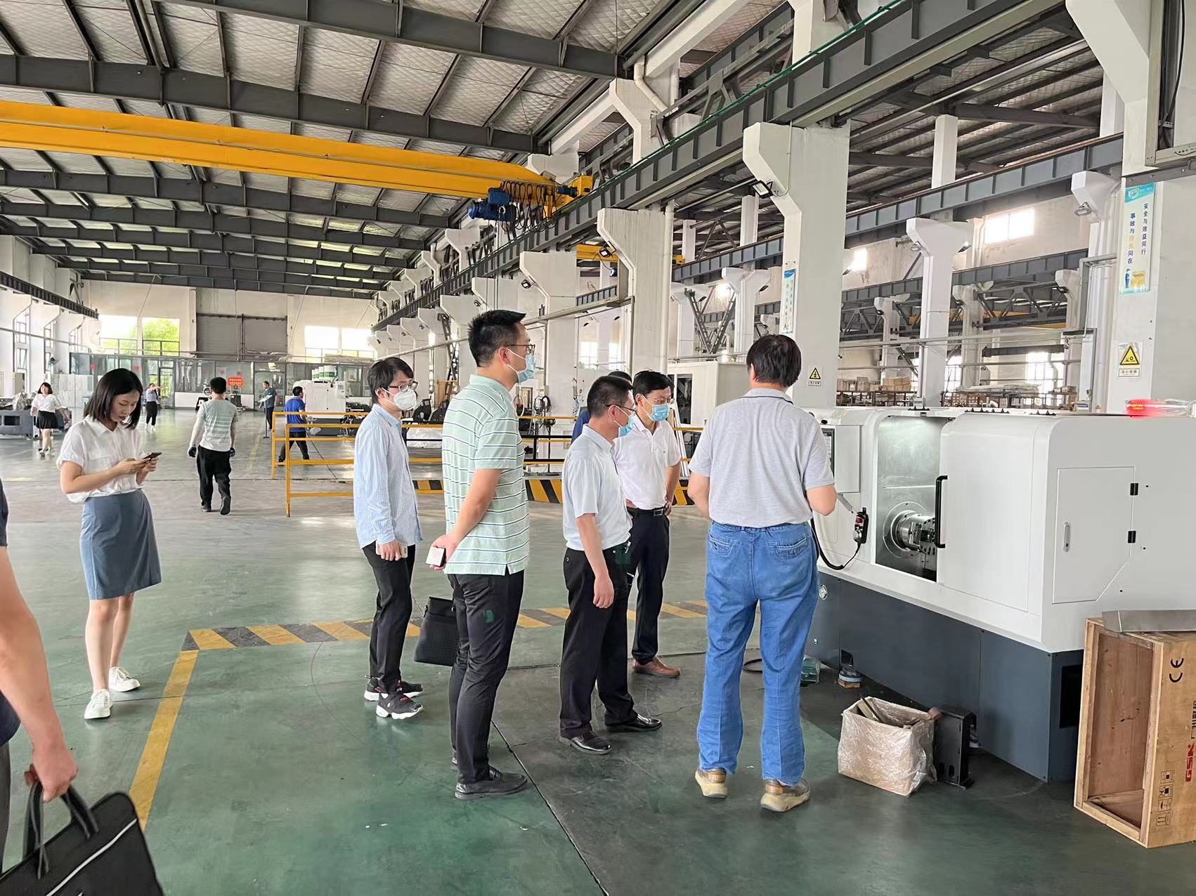 區(qū)政府領(lǐng)導(dǎo)來我司參觀考察，深入溝通交流